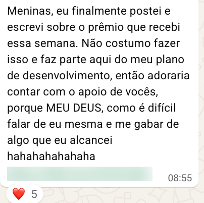 Mensagem no grupo da comunidade pedindo apoio das colegas para celebrar um prêmio recebido