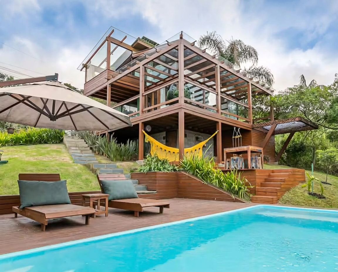 Casa de madeira em Florianópolis com piscina, deck e vista para o mar, onde acontecerá o encontro presencial
