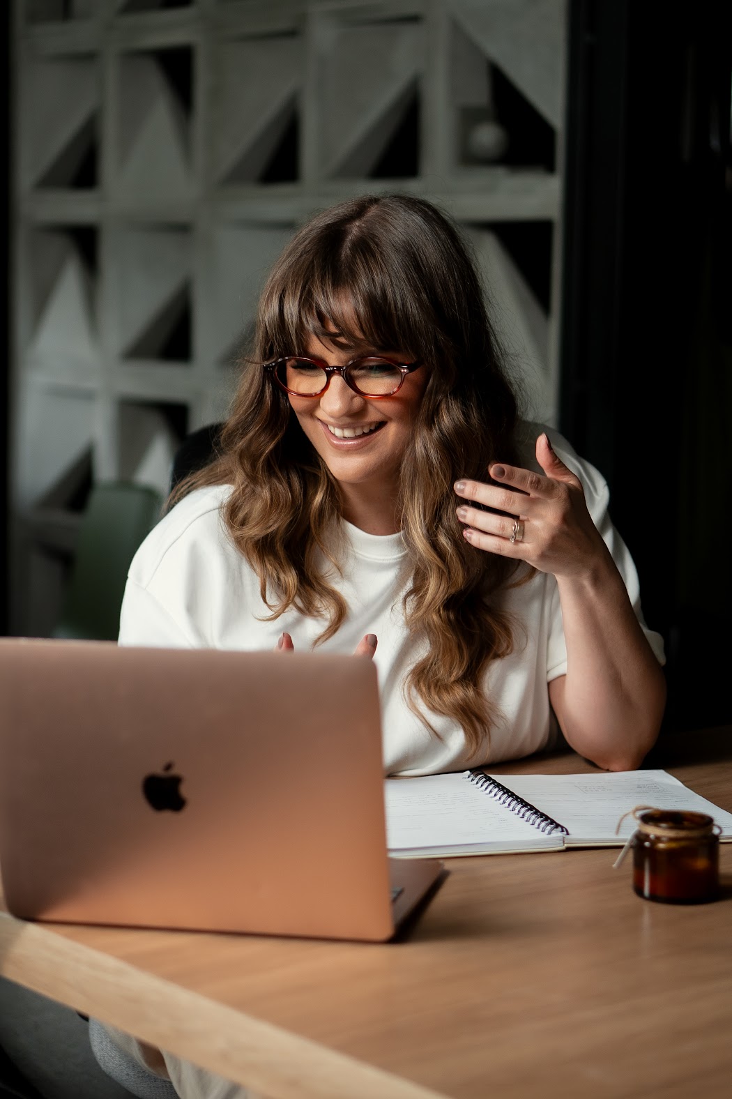 Paola Z. Behs sorrindo em frente ao computador