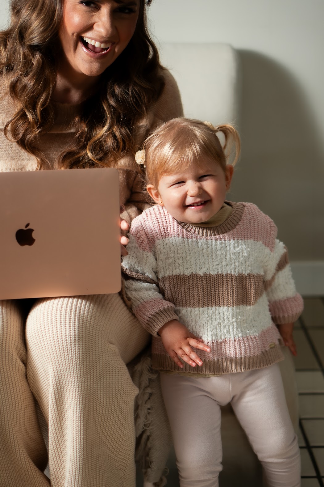 Paola Z. Behs com a filha Felipa, sorrindo em frente ao computador