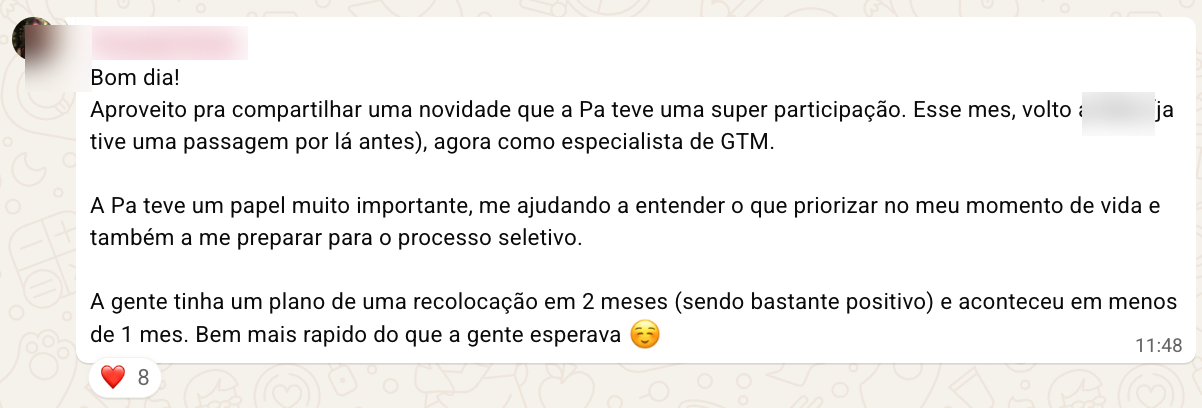 Mensagem no grupo da comunidade compartilhando uma recolocação profissional conquistada em menos de um mês